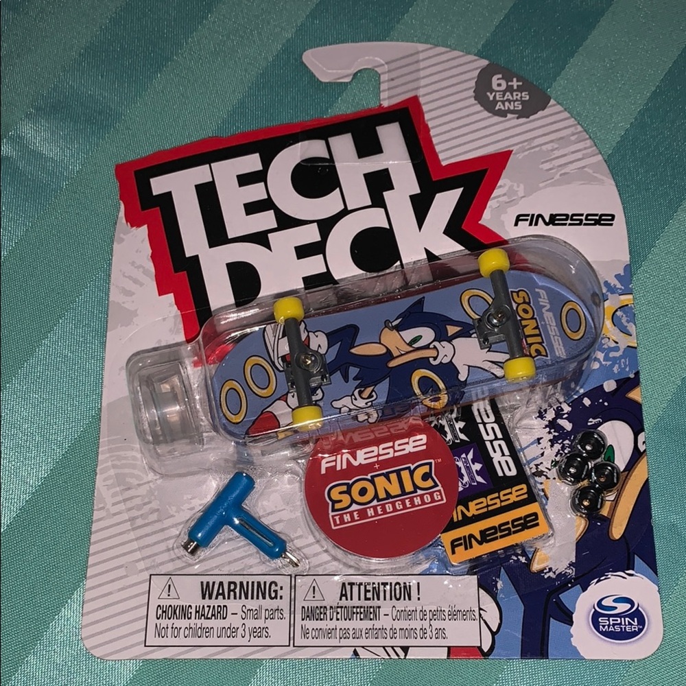 Tech Deck Finesse Sonic the Hedgehog Fingerboard with extra wheels and tool